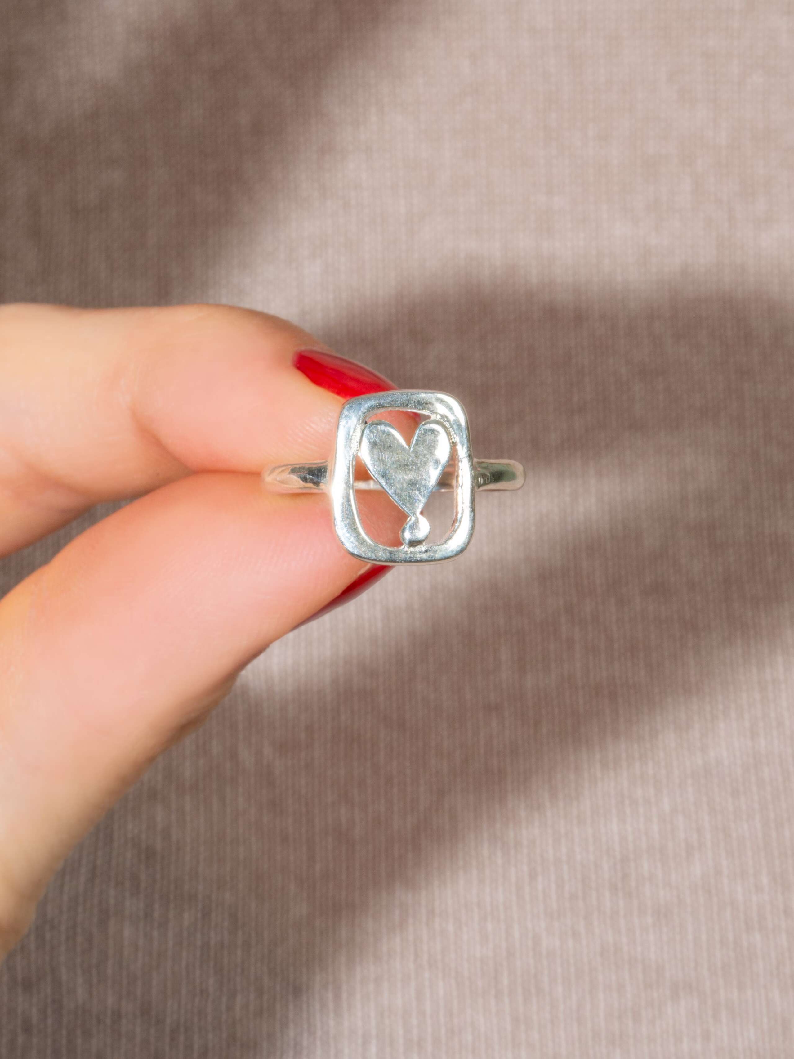 Frame Heart Finger Ring