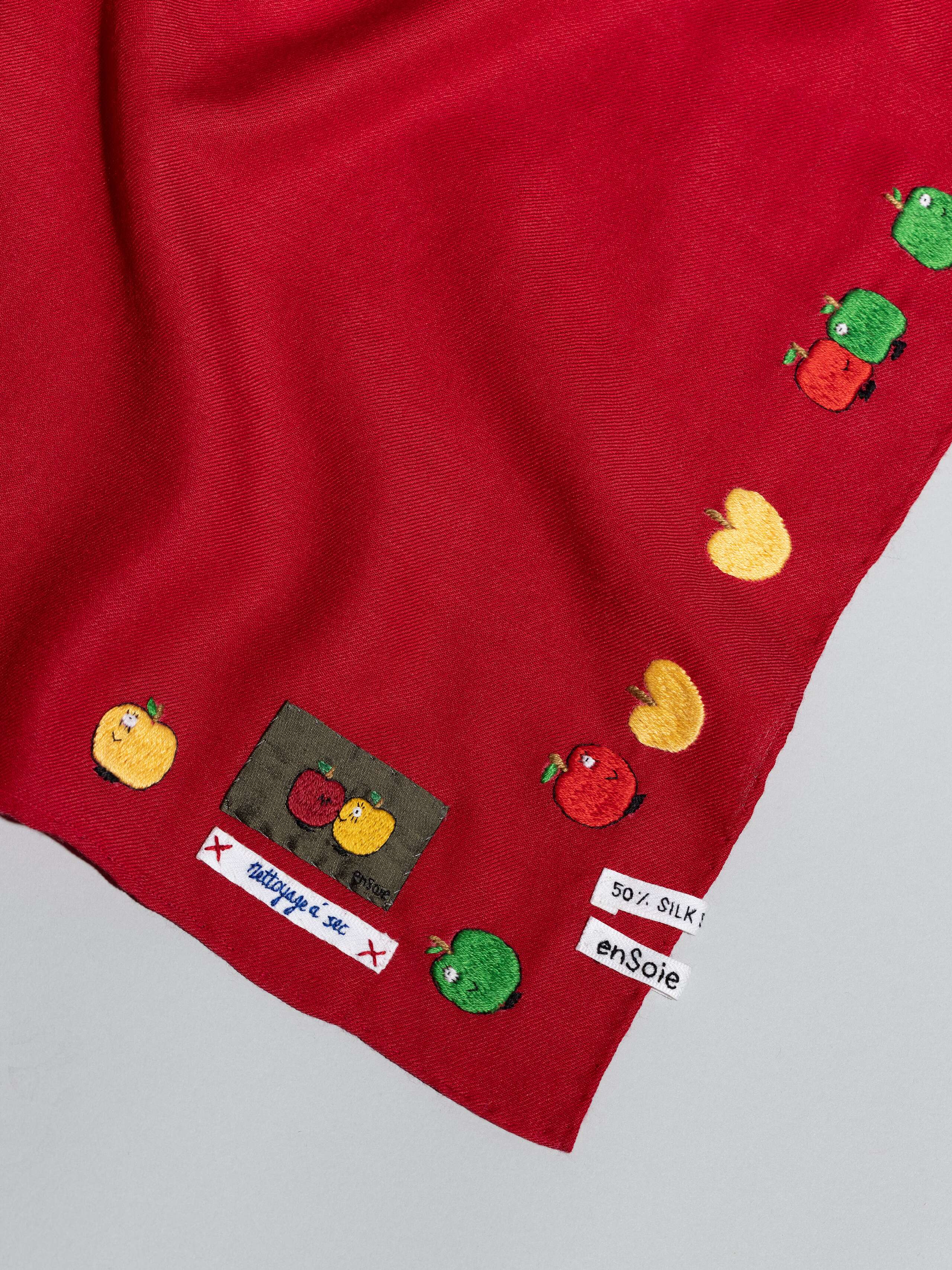 Apple Boy hiking foulard