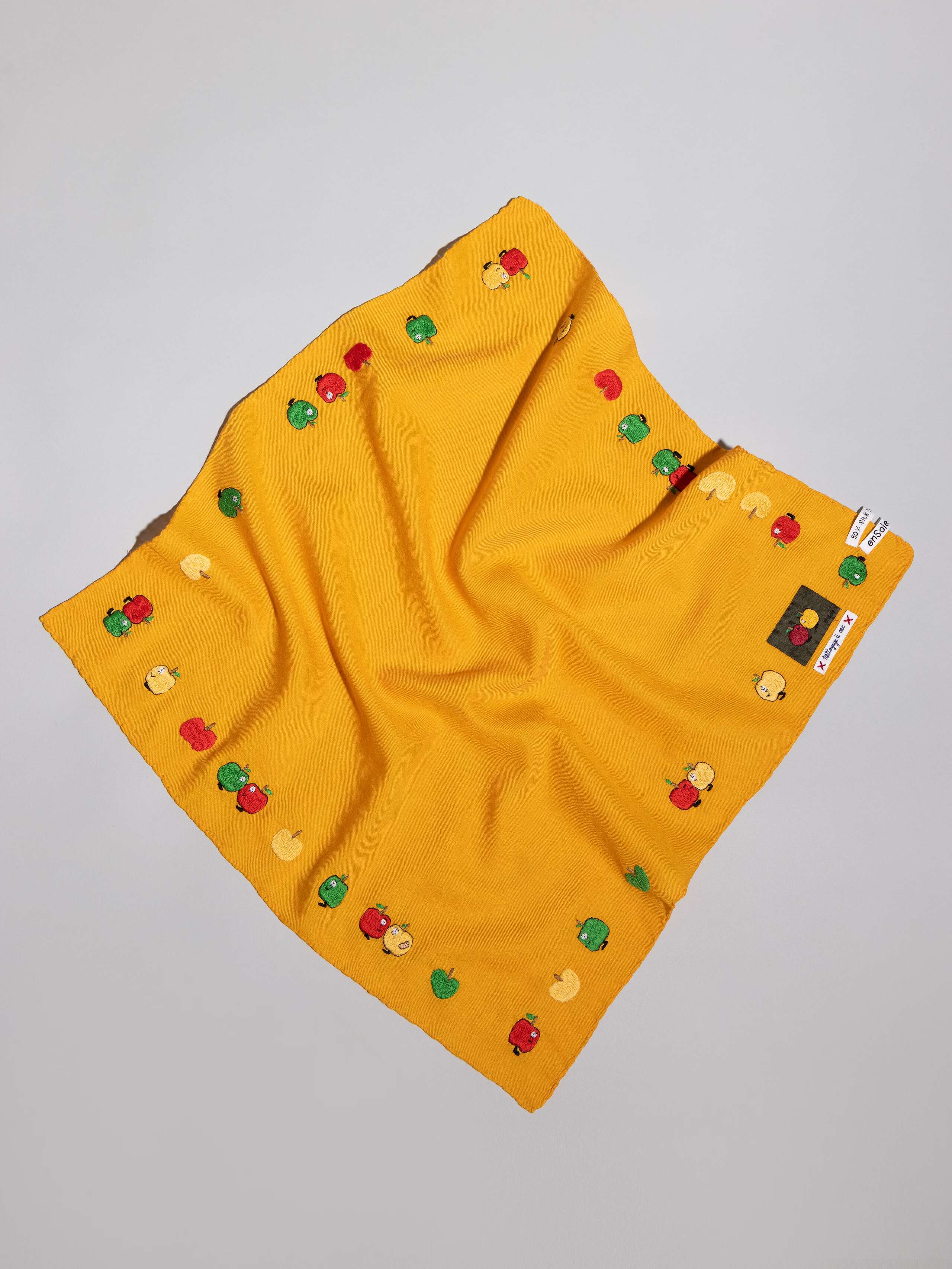 Apple Boy hiking foulard