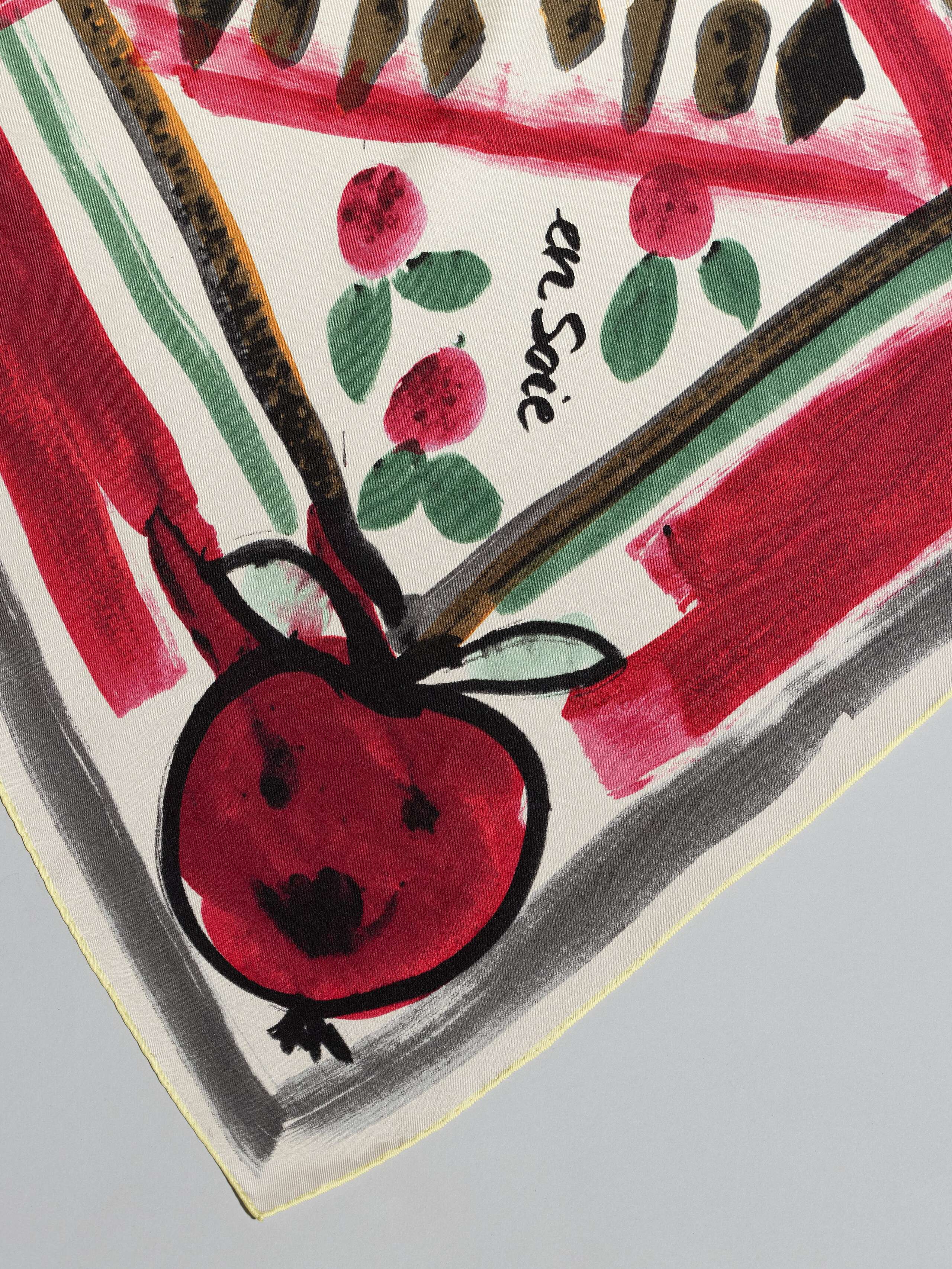 Apples like to play foulard