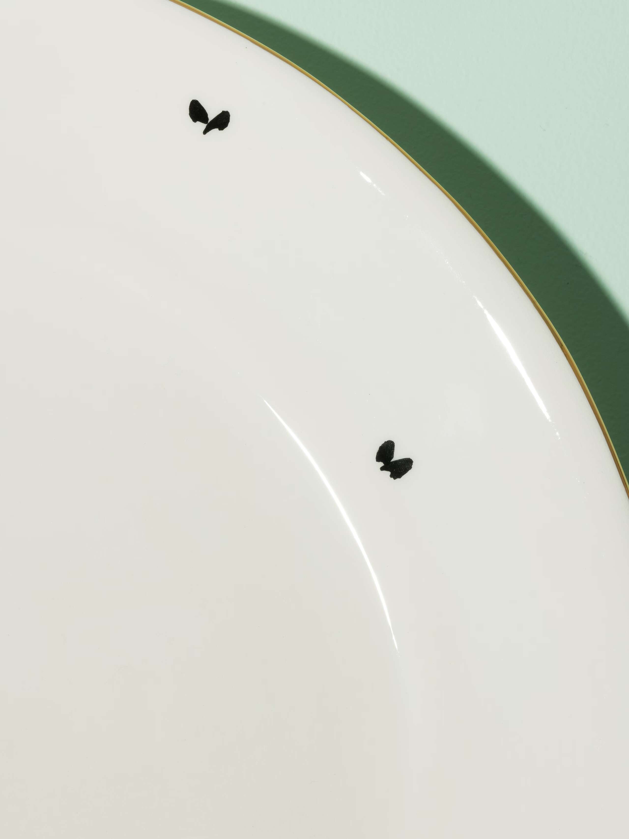 Big cake plate with black hearts pattern rim