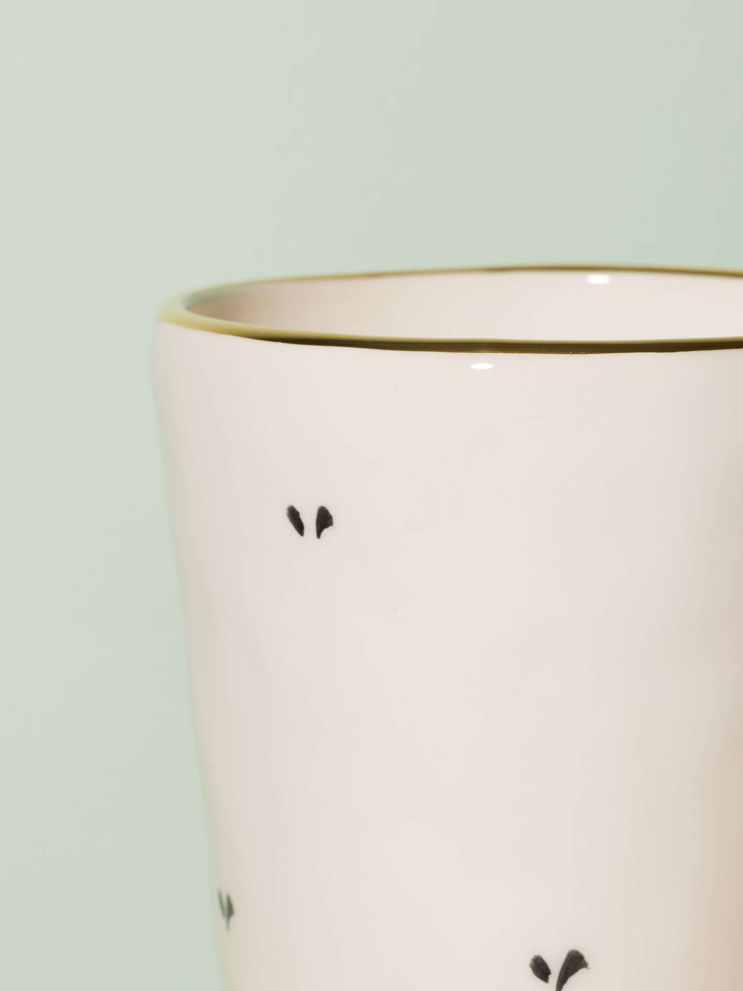 Picture of a small vase featuring a beautiful ermine pattern