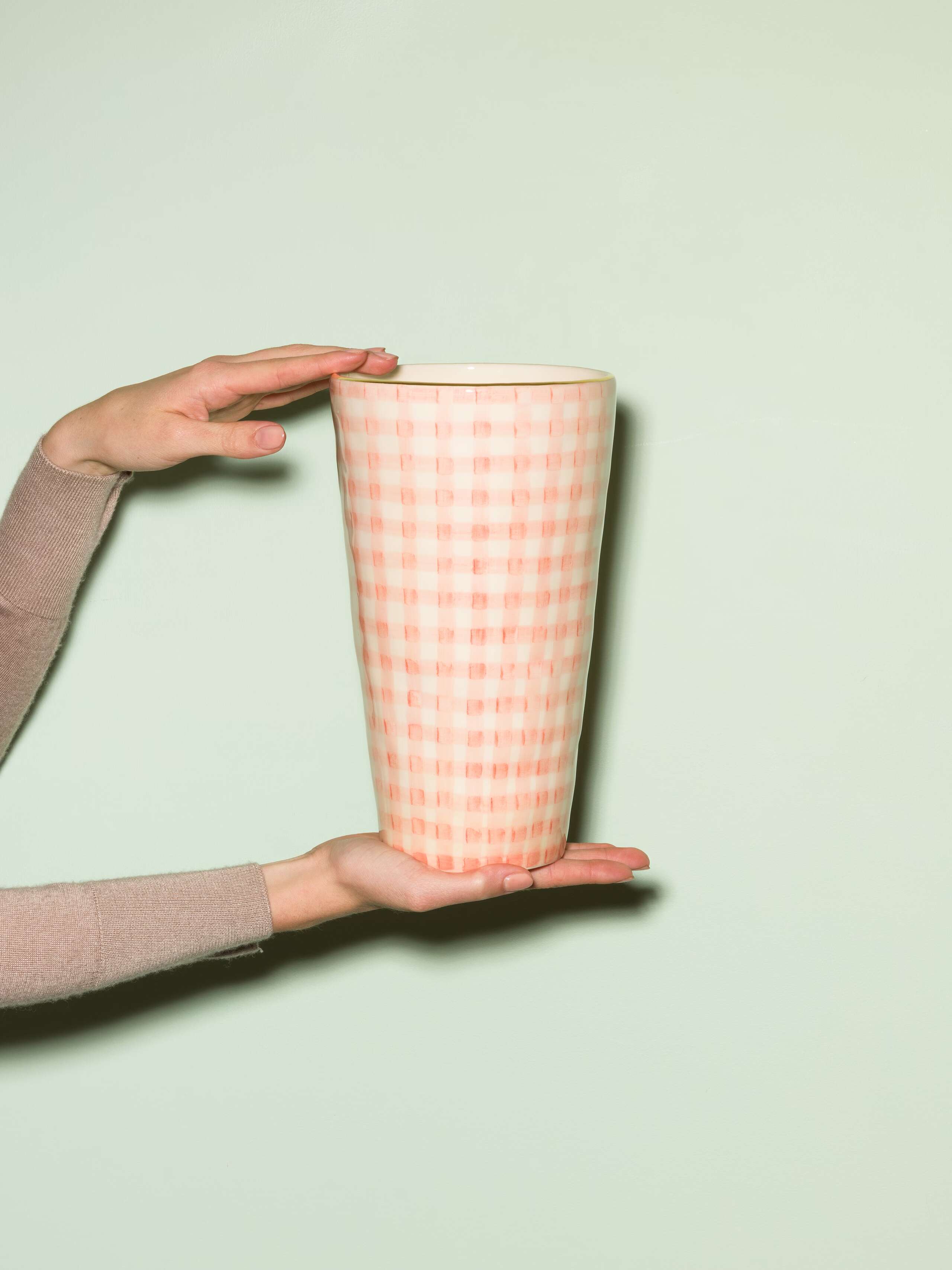 Picture of a handmade and handprinted big vase made of ceramic featuring a pink vichy check pattern