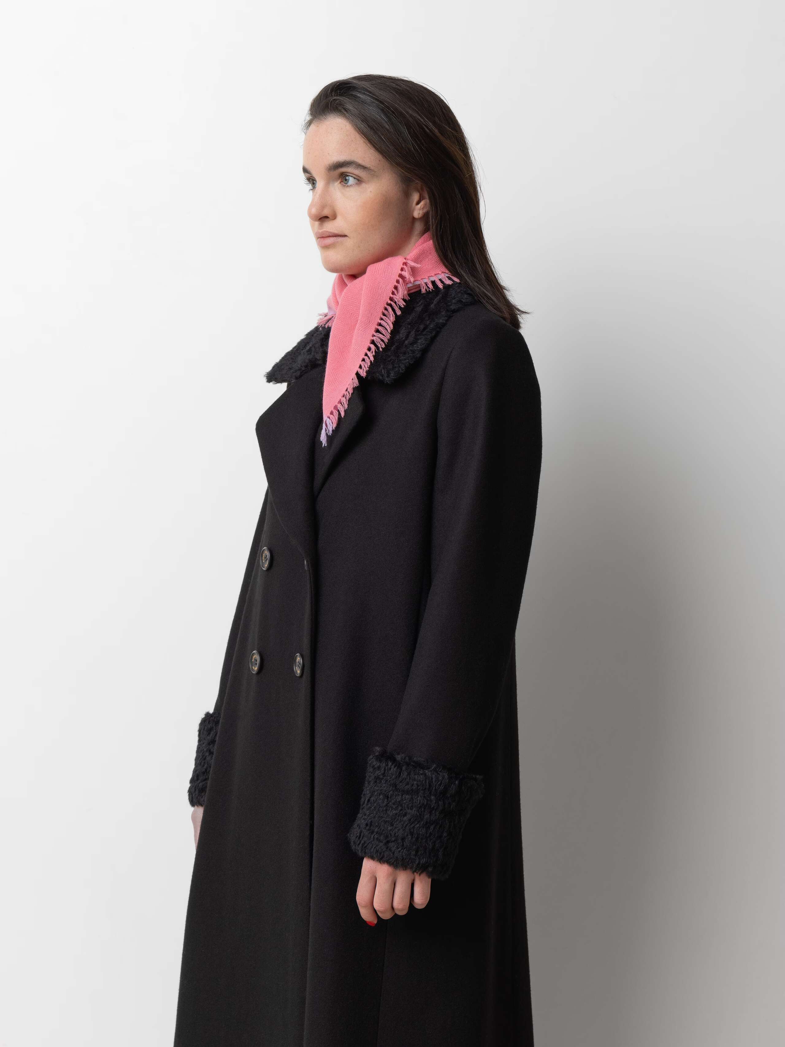 Model wearing Blia mini Cashmere stole in my pink