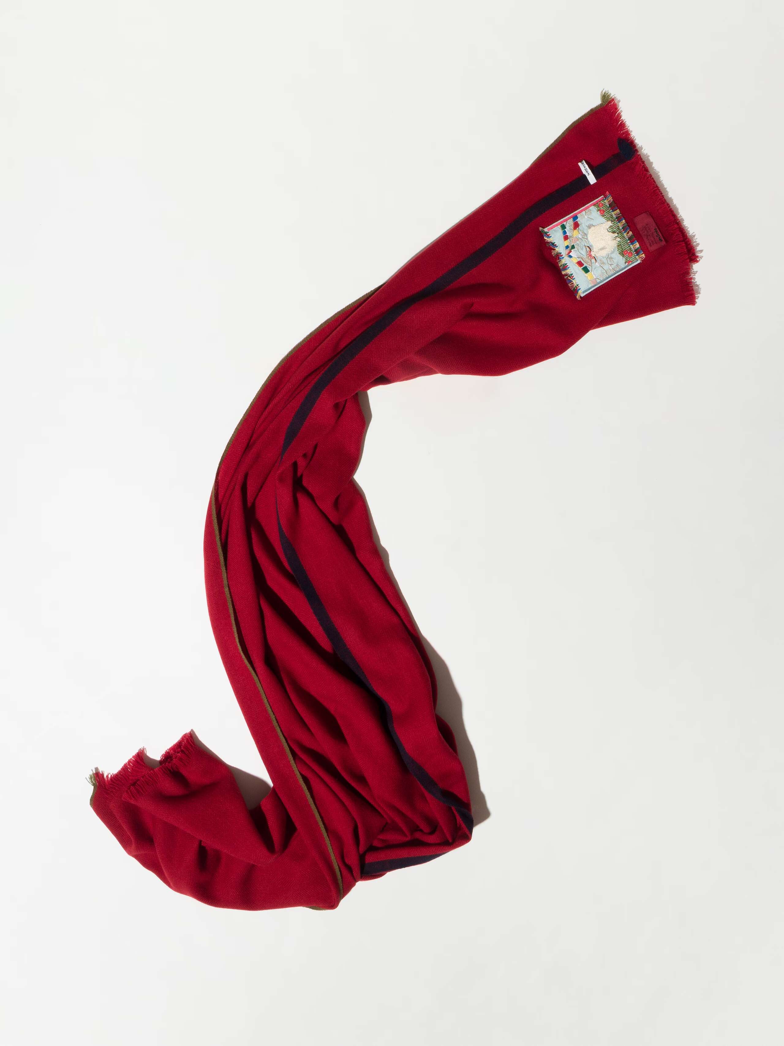 Picture of a long cashmere scarf in warm red 