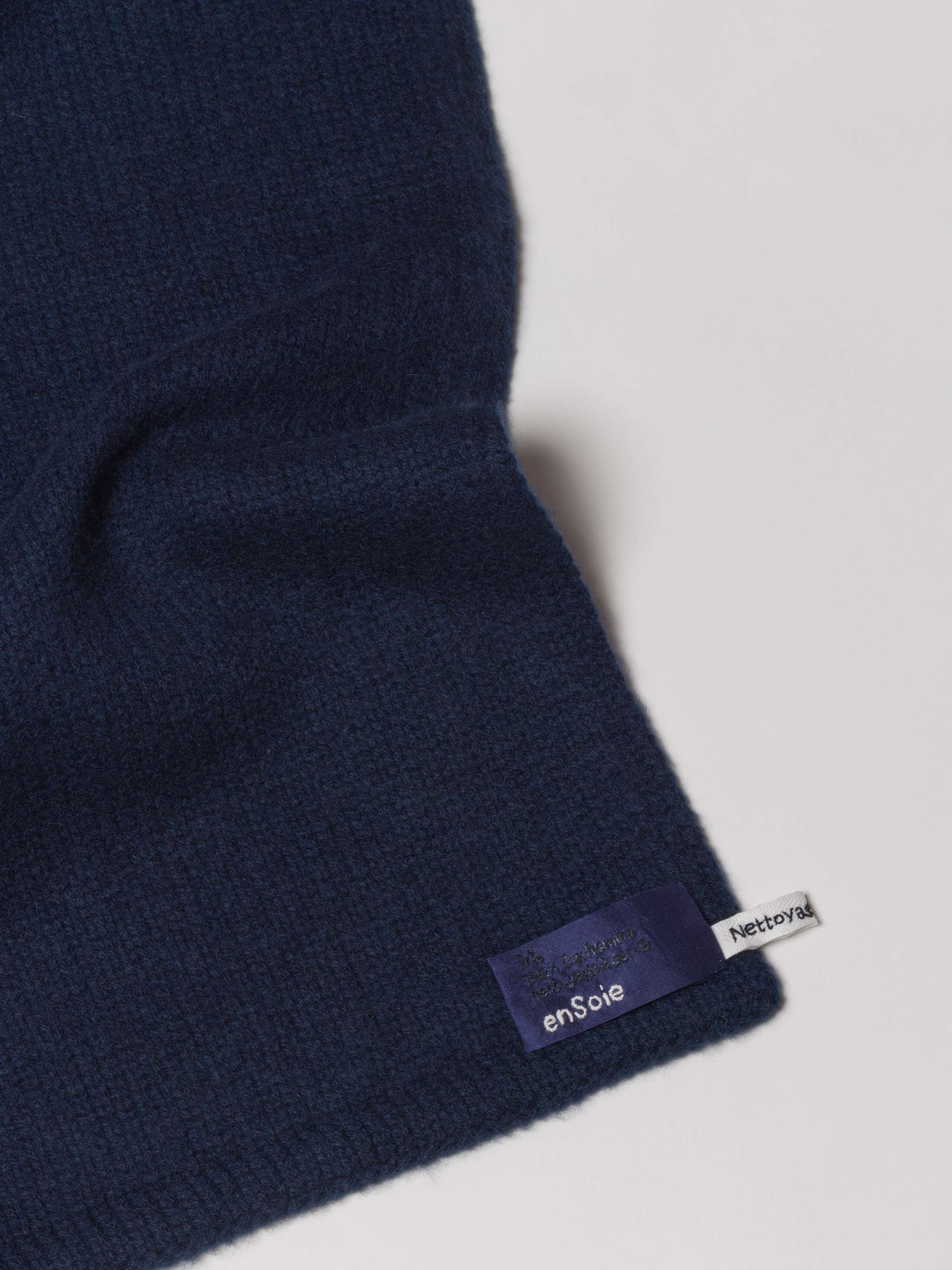 Picture of a detail of a blue cashmere scarf