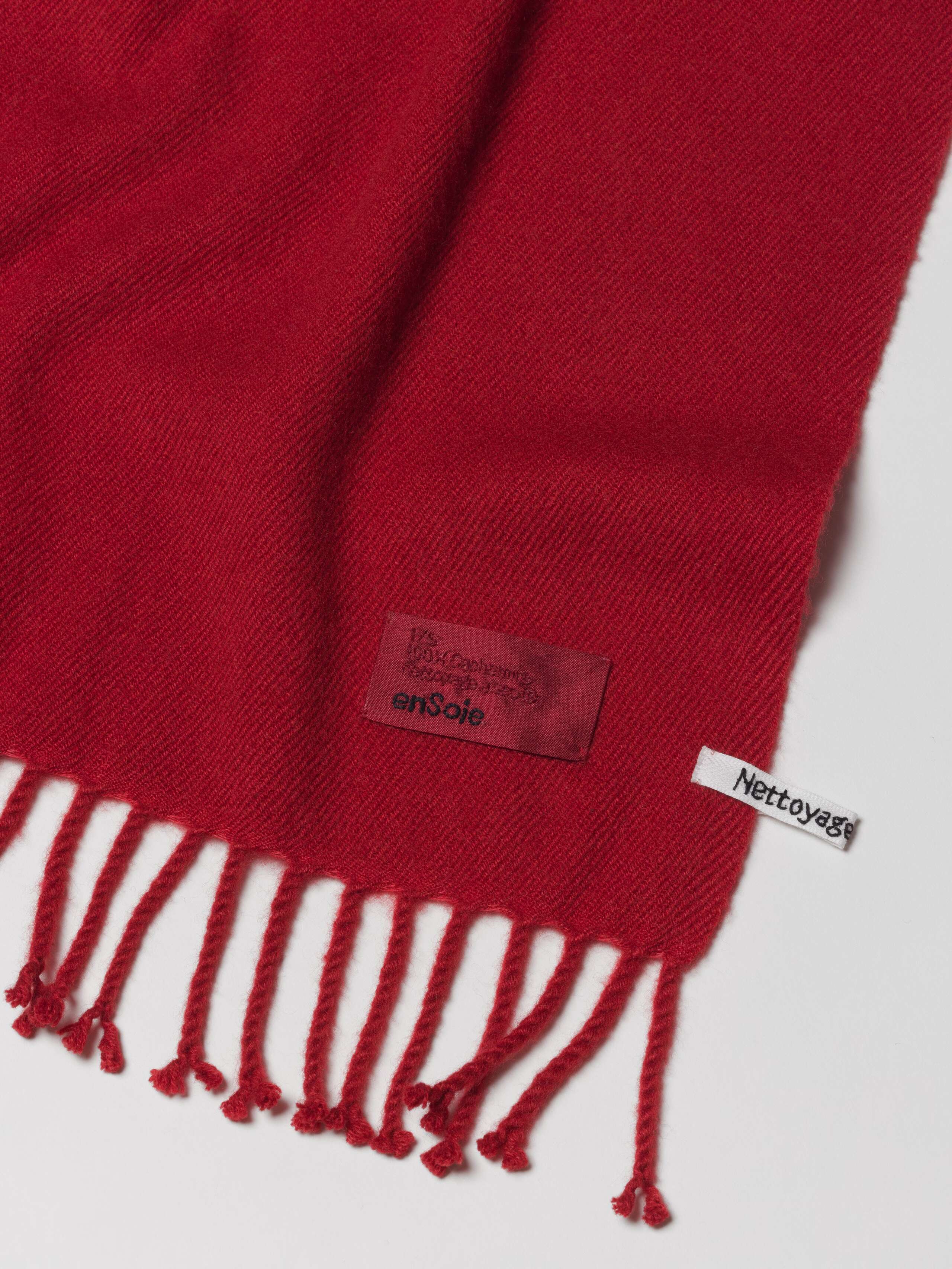Picture of a detail of a red cashmere stole