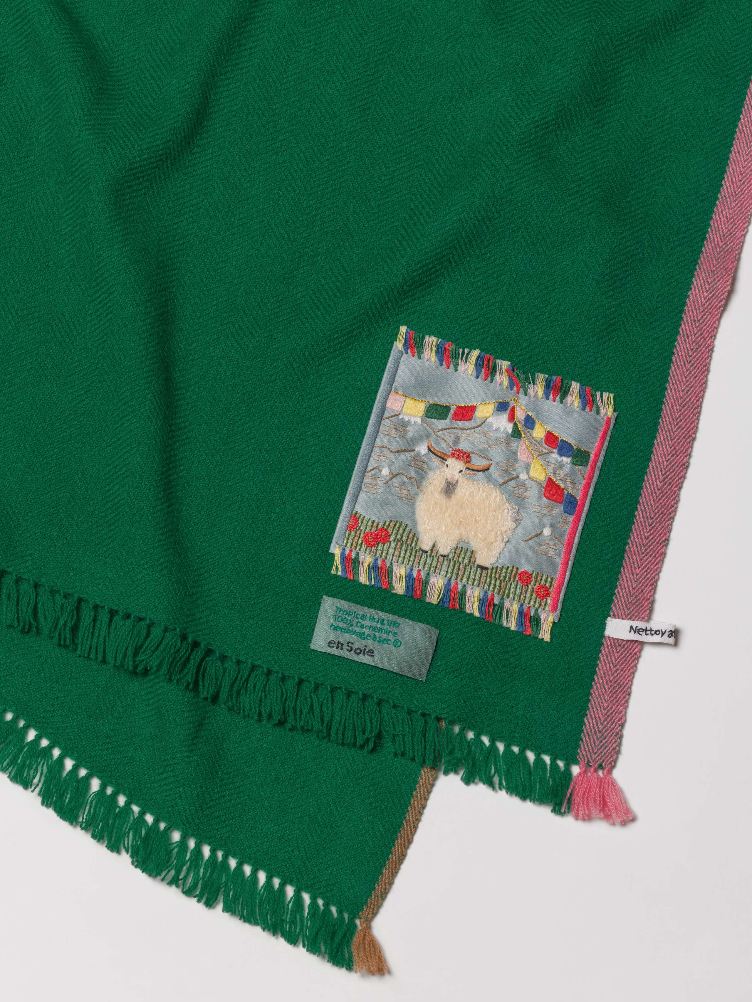 Picture of a detail of a green cashmere stole